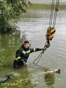 Peste jumătate dintre oamenii care locuiesc în zona supusă riscului de inundaţii din Roşia Montană au refuzat evacuarea. Pompierii au reuşit să scadă nivelul apei din baraj cu 40 centimetri, până duminică seară 