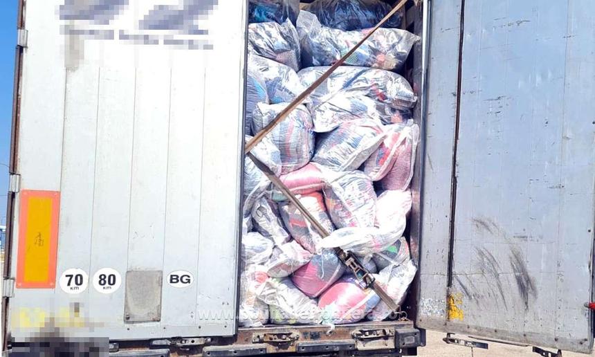 Trei camioane care transportau peste 67 de tone de deşeuri din îmbrăcăminte, textile şi aluminiu, oprite să intre în România