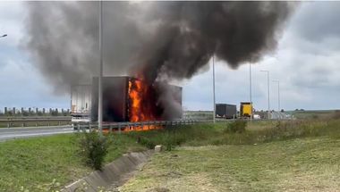TIR cuprins de flăcări pe autostrada A1, pe sensul Deva-Arad/ Traficul este îngreunat