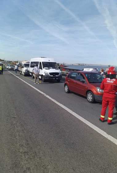 Accident în care au fost implicate un autoturism, un microbuz de transport călători şi unul de transport marfă, pe autostrada A 1