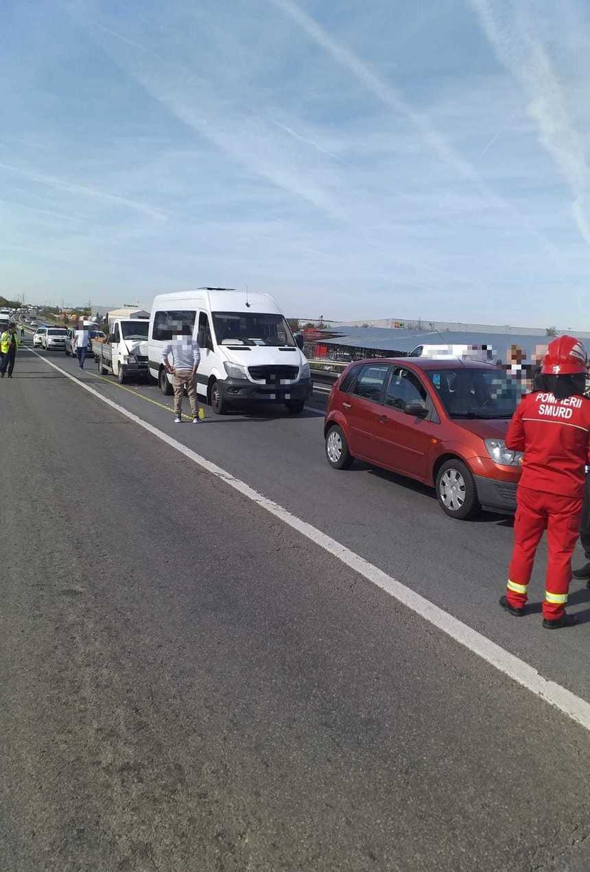 Accident în care au fost implicate un autoturism, un microbuz de transport călători şi unul de transport marfă, pe autostrada A 1