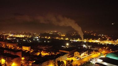 Primăria Braşov reclamă că o companie care deţine o staţie de asfalt funcţionează în mijlocul unui cartier din oraş, făcând teste în vederea relocării, deşi nu are autorizaţie de mediu - VIDEO