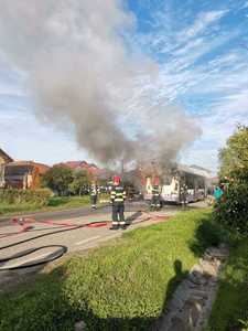 Incendiu la un troleibuz aflat în mişcare, într-o comună de lângă Timişoara / Pompierii au intervenit cu mai multe autospeciale 