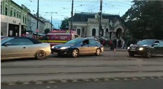 Timişoara: Accident între un tramvai şi două maşini, după ce o femeie vatman a uitat să schimbe macazul / Nu au fost înregistrate victime
