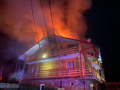 Hunedoara: Incendiu la acoperişul şi mansarda unei cabane din Vulcan/ Pompierii au stins focul după cinci ore - FOTO
