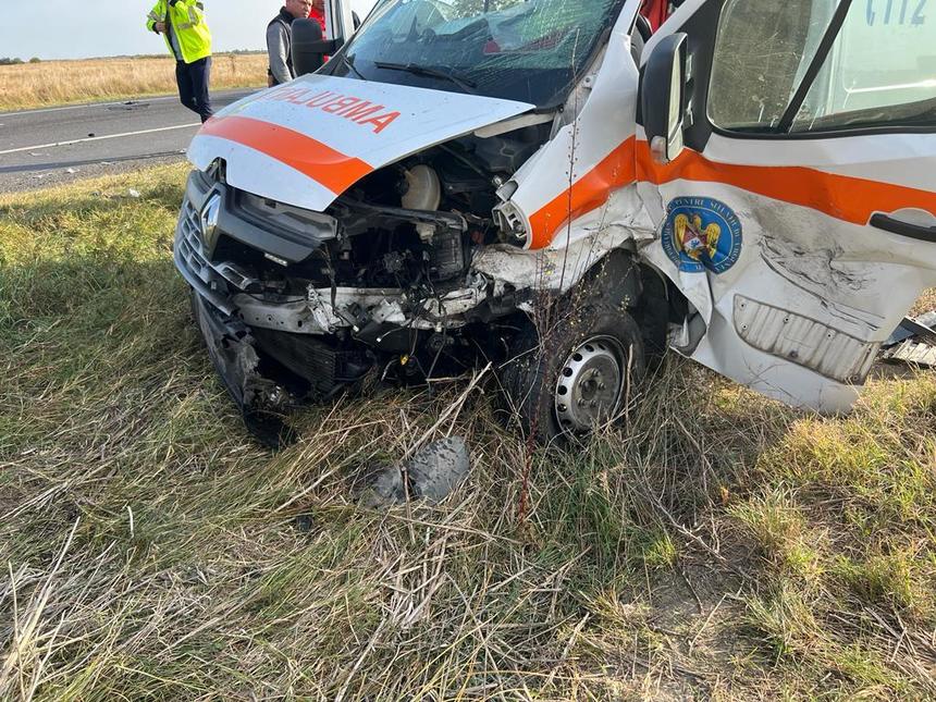UPDATE - Accident cu şase victime, în judeţul Buzău / În eveniment este implicată şi o ambulanţă care transporta la Bucureşti un pacient / Cinci persoane, transportate la spital - FOTO