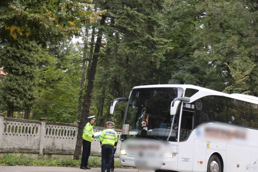 Controale ale Poliţiei privind transportul public de persoane - Au fost aplicate aproape 900 de sancţiuni contravenţionale şi au fost reţinute 62 de permise/ La Focşani, un bărbat a fost prins când conducea un autobuz, sub influenţa substanţelor psihoactive