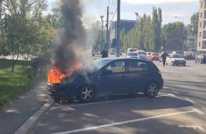 O maşină a luat foc într-o parcare din Mamaia / Flăcările au afectat jumătate din autoturism / Nu au fost persoane rănite - VIDEO