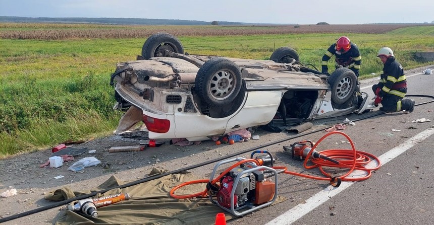 Două persoane au murit şi două au fost rănite, într-un accident rutier produs pe un drum judeţean din Bihor 