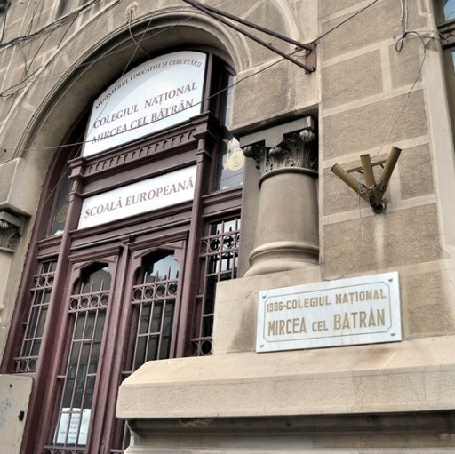 Constanţa: Bătaie între două eleve, în incinta unui colegiu naţional/ Una dintre ele a ajuns la spital, acuzând dureri de cap/ Poliţiştii fac cercetări în acest caz  
