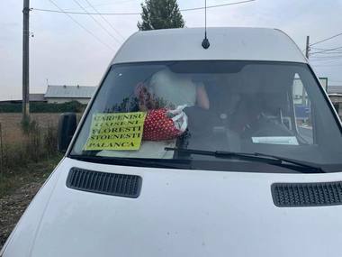 Microbuz în care se aflau 36 de călători, cu 17 mai mult decât era permis, oprit de poliţişti pe A1/ Şoferul, amendat cu 9.000 de lei