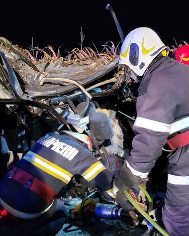 Neamţ - Accident grav între Roman şi Târgu Frumos - Doi adulţi şi doi copii, membri ai aceleiaşi familii, au decedat