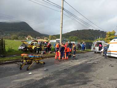 Hunedoara: Cinci persoane, rănite în urma unui accident rutier produs la ieşire din Deva/ Au fost implicate două autoturisme şi un microbuz - FOTO, VIDEO