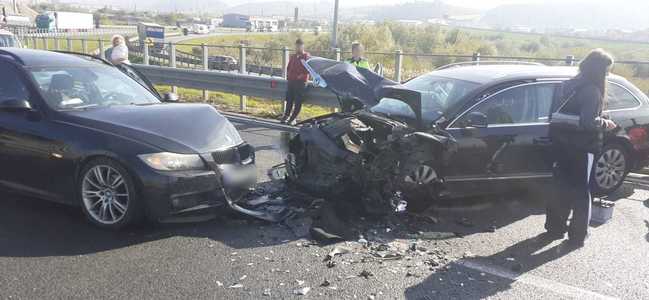 Cluj: Patru persoane, transportate la spital după un accident în care au fost implicate două autoturisme, produs pe breteaua de urcare pe A3 de la Gilău
