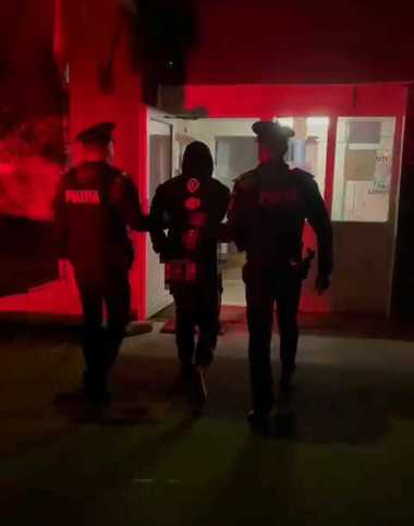 Dolj: Poliţiştii au identificat persoana care s-a urcat pe o maşină de Poliţie/ Este vorba de un adolescent de 16 ani - VIDEO