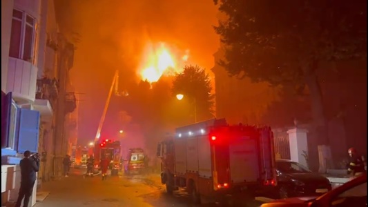 UPDATE - Constanţa: Poliţiştii au început o anchetă în urma incendiului de la Palatul Arhiepiscopal/ Pompierii anunţă că focul a pornit, cel mai probabil, de la o lumânare lăsată nesupravegheată