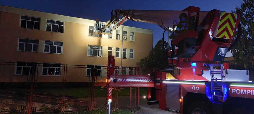 Braşov: Incendiu într-o cameră de cămin a unui liceu din Prejmer / 13 persoane s-au evacuat  