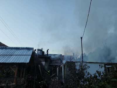 UPDATE - Incendiu la mai multe clădiri într-o comună din Buzău / Patru persoane au suferit atac de panică / Cinci gospodării au fost afectate 