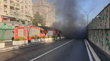 UPDATE - Incendiu la un autoturism, în Pasajul Unirii din Capitală, cu degajări mari de fum/ Circulaţia în pasaj, reluată/ Toate persoanele au fost evacuate/ Arafat: Incendiul este lichidat; o singură maşină a ars/ Precizările prefectului - FOTO, VIDEO