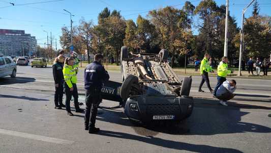 O autospecială a Jandarmeriei s-a răsturnat într-o intersecţie aglomerată din municipiul Iaşi, după ce a fost lovită de un autoturism. Trei persoane au fost rănite