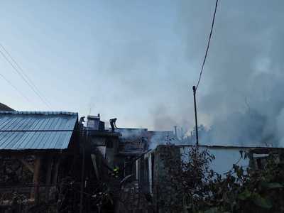 Buzău: Incendiul care a cuprins trei case din comuna Siriu, stins după 17 ore/ 16 persoane au rămas fără locuinţe - FOTO
