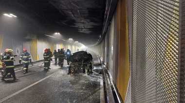 Poliţiştii şi procurorii fac cercetări pentru distrugere din culpă, în cazul incendiului produs la un autoturism, în Pasajul Unirii