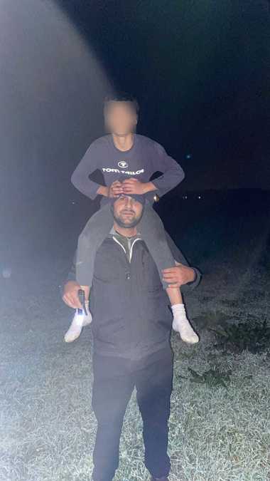 Hunedoara: Fată de 9 ani, găsită desculţă pe un câmp, după ce a plecat de acasă/ A fost cărată pe umeri de un poliţist