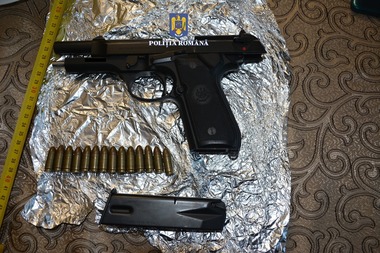 Călăraşi: Bărbat reţinut, după ce la locuinţa sa a fost găsit un pistol letal, semiautomat, încărcat cu 14 gloanţe