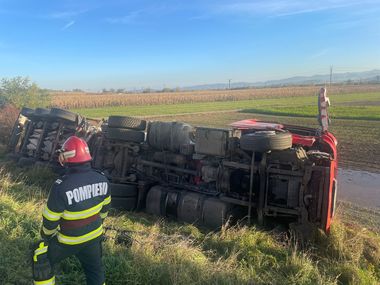Suceava: O cisternă încărcată cu vin s-a răsturnat, după o coliziune cu un utilaj agricol / Traficul pe DN 2 E se desfăşoară dirijat pe un fir 