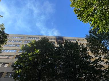 Incendiu într-un apartament situat la etajul 9 al unui bloc din Bucureşti/ Patru persoane de la etajul 10, evacuate/ Doi vârstnici, preluaţi de un echipaj SMURD - FOTO, VIDEO
