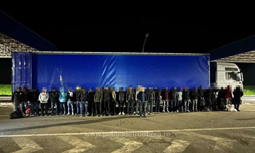 Arad: Peste 50 de migranţi, găsiţi ascunşi în TIR-uri, printre huse auto sau piese de maşini, în timp ce încercau să treacă ilegal frontera, spre Ungaria