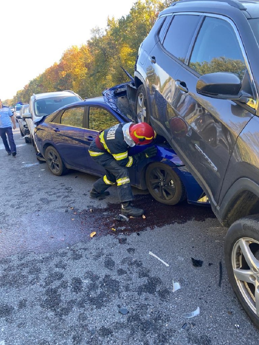 Accident spectaculos, în care au fost implicate cinci autovehicule, pe autostrada A 1 Bucureşti – Piteşti. O femeie a ajuns la spital - FOTO
