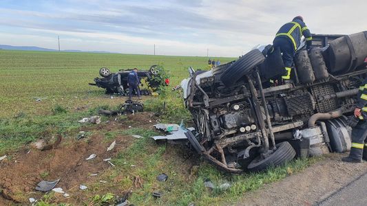 Arad: Un bărbat a murit într-un accident produs pe DN 79, după ce un TIR s-a răsturnat în urma impactului cu un autoturism