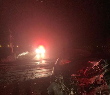 Vrancea - O maşină condusă de un bărbat în stare de ebrietate a fost lovită de tren. Cele cinci persoane din vehicul au fost rănite uşor. Şoferul a fugit de la locul accidentului