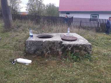 Harghita: Trei persoane căzute într-o fosă septică au fost salvate de pompieri  - FOTO