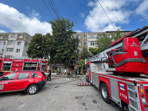 Dâmboviţa: 11 locatari ai unui bloc, evacuaţi din cauza unui incendiu. Proprietarul, care a suferit un atac de panică, a fost găsit în apartament