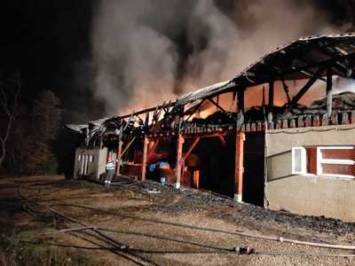 Neamţ: Incendiul izbucnit sâmbătă la o anexă cu furaje care aparţine mănăstirii Bistriţa a fost stins după 18 ore - FOTO