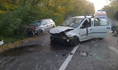 Dolj: O persoană a murit şi şapte au fost rănite într-un accident în care au fost implicate două autoturisme şi o căruţă - FOTO

