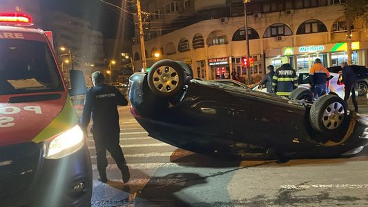 Constanţa: Cinci persoane, printre care două minore şi o femeie însărcinată, rănite într-un accident rutier în care au fost implicate un autocamion şi un autoturism