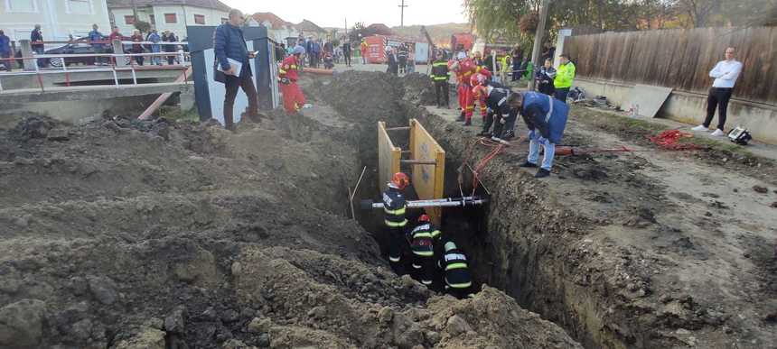 Cluj: Un tânăr de 20 de ani a murit, după ce a fost surprins de un mal de pământ / Trupul, scos de la trei metri adâncime 