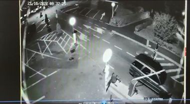 Sibiu: Un şofer a ignorat regulamentul parcării din centrul oraşului şi a ieşit pe contrasens, rupând bariera / Primăria a depus plângere la Poliţie - VIDEO