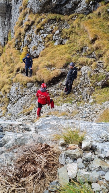 O familie cu doi copii, căutată de salvatorii montani în Masivul Ceahlău / Au fost surpinşi pe munte de lăsarea întunericului şi nu au surse de lumină
