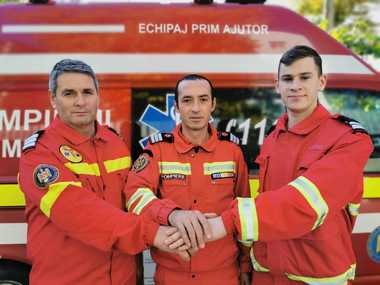 Botoşani: Copil de trei ani şi jumătate, care a leşinat în maşina părinţilor, salvat de paramedicii SMURD care transferau un pacient de la un spital la altul  