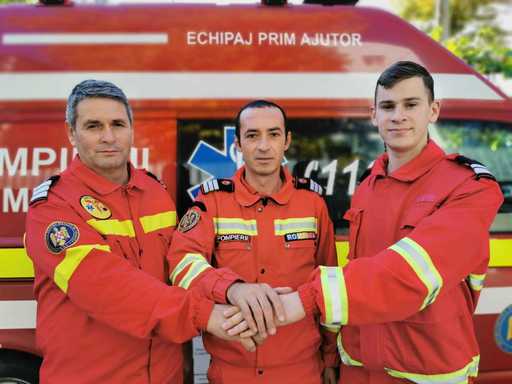 Botoşani: Copil de trei ani şi jumătate, care a leşinat în maşina părinţilor, salvat de paramedicii SMURD care transferau un pacient de la un spital la altul  