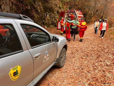 Tânără de 21 de ani cu traumatism la glezna stângă, salvată de Salvamont Zărneşti 