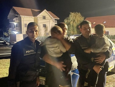 Mehedinţi: Doi fraţi gemeni, de 4 ani, rătăciţi pe marginea unei şosele, găsiţi de un jandarm aflat în timpul liber - FOTO
