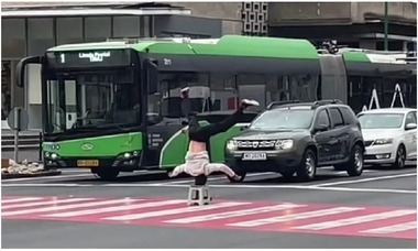 Braşov - Cetăţean spaniol, amendat după ce a făcut spectacol pe o trecere de pietoni şi a stat în cap, pe un scăunel, în faţa maşinilor oprite la semafor - FOTO, VIDEO