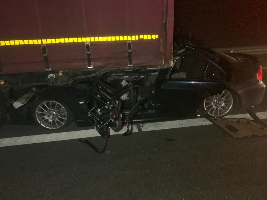 Timiş: Accident  rutier  pe autostrada A1/ O tânără a intrat cu maşina  sub un TIR şi a murit - FOTO
