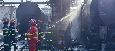 Un vagon cu păcură a luat foc în zona Port Bazinul Nou, în judeţul Galaţi - FOTO