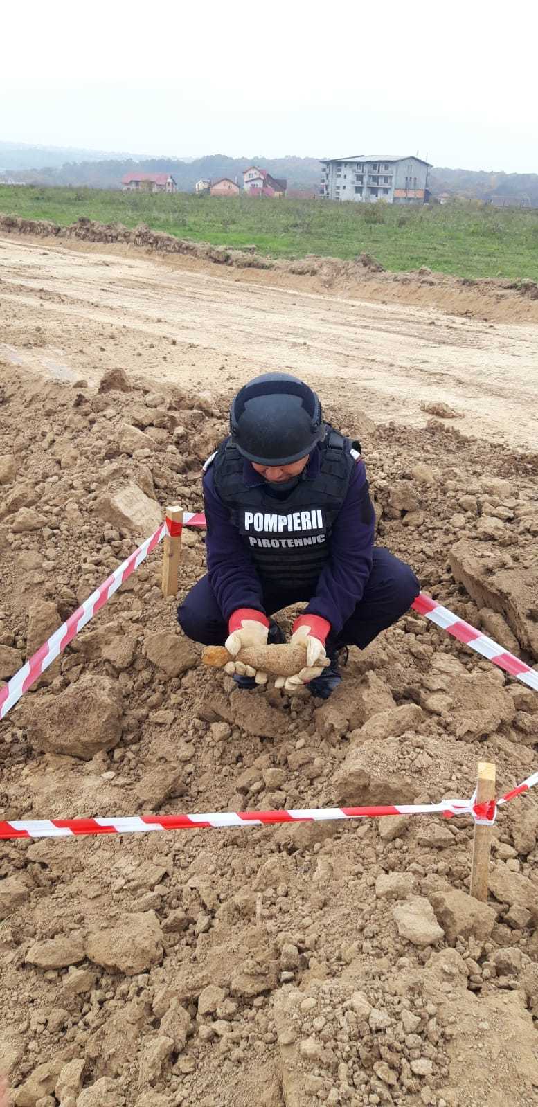 Bihor: Bombă de artilerie în stare de funcţionare, descoperită de un muncitor pe şantierul centurii oraşului Băile Felix